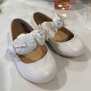 Janie & Jack white flower shoes- NWOT